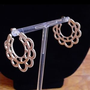 🆕 Unique hoop Goldtone stud earrings 🌼